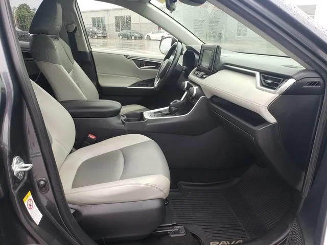 Used 2019 Gray Toyota XLE Premium image 17