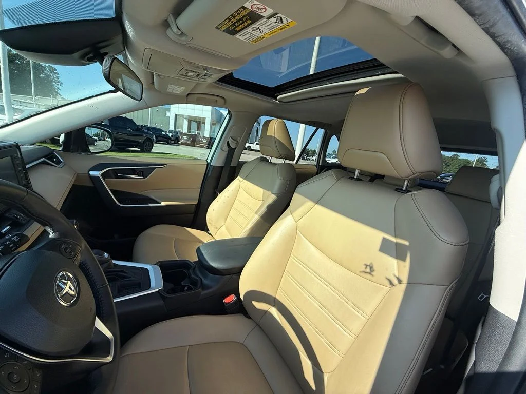 Used 2021 White Toyota XLE Premium image 19