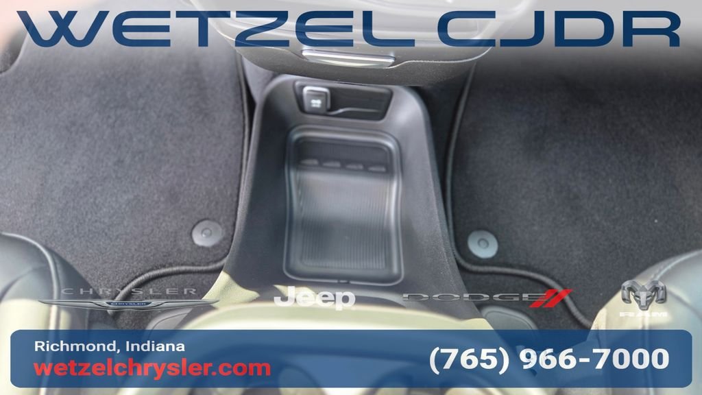 New 2027 Red Hot Pearl-Coat Exterior Paint Chrysler Select image 29