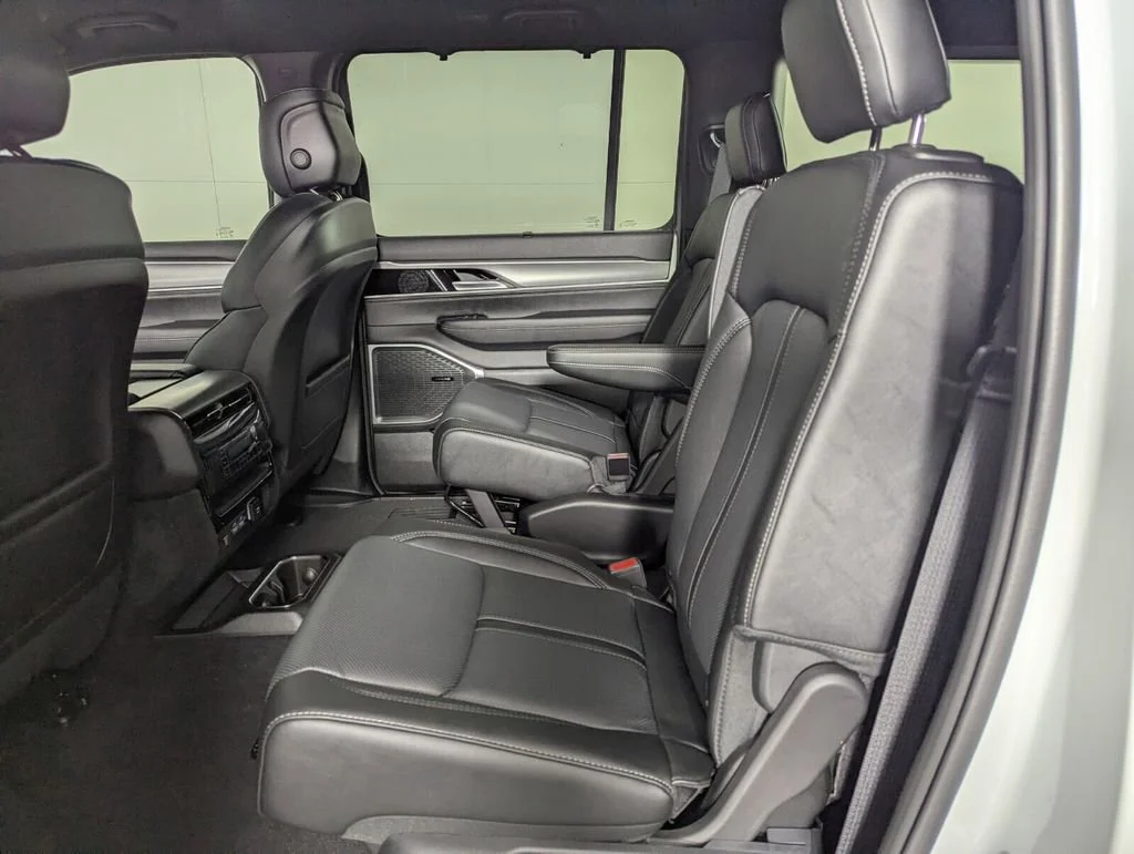 New 2026 Bright White Clear-Coat Exterior Paint Jeep Limited Altitude image 22
