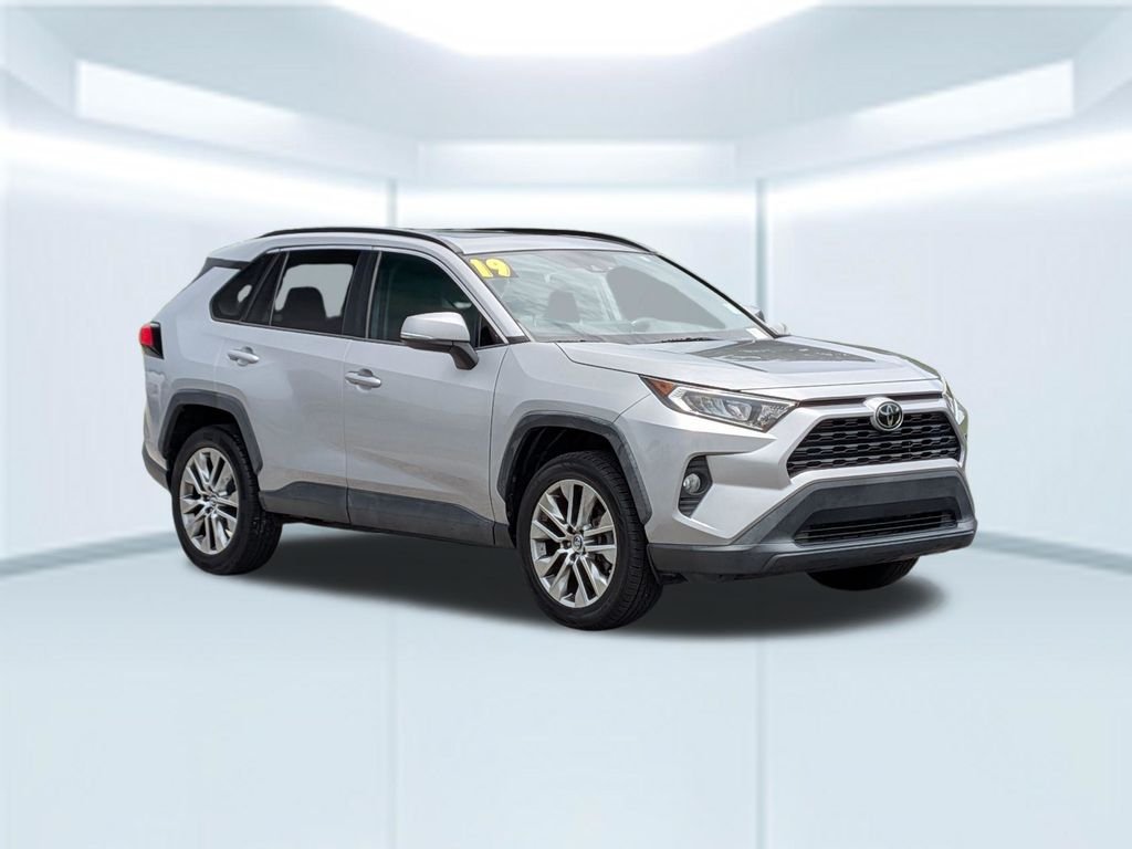 Used 2019 Silver Toyota XLE Premium image 8
