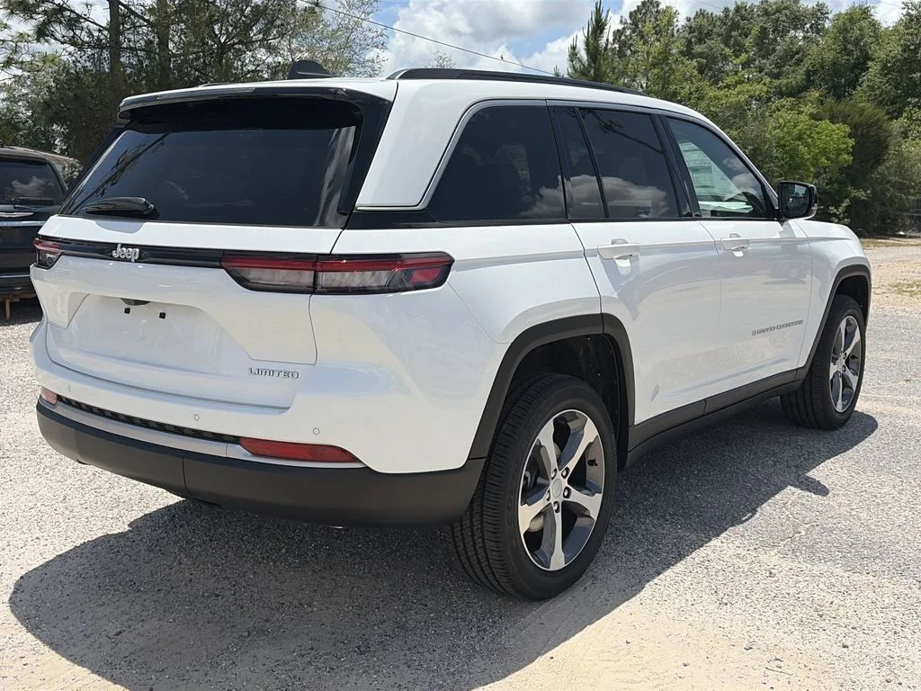 New 2026 Bright White Clear-Coat Exterior Paint Jeep Limited image 6