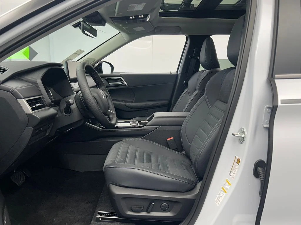 New 2026 White Mitsubishi Trail Edition image 15