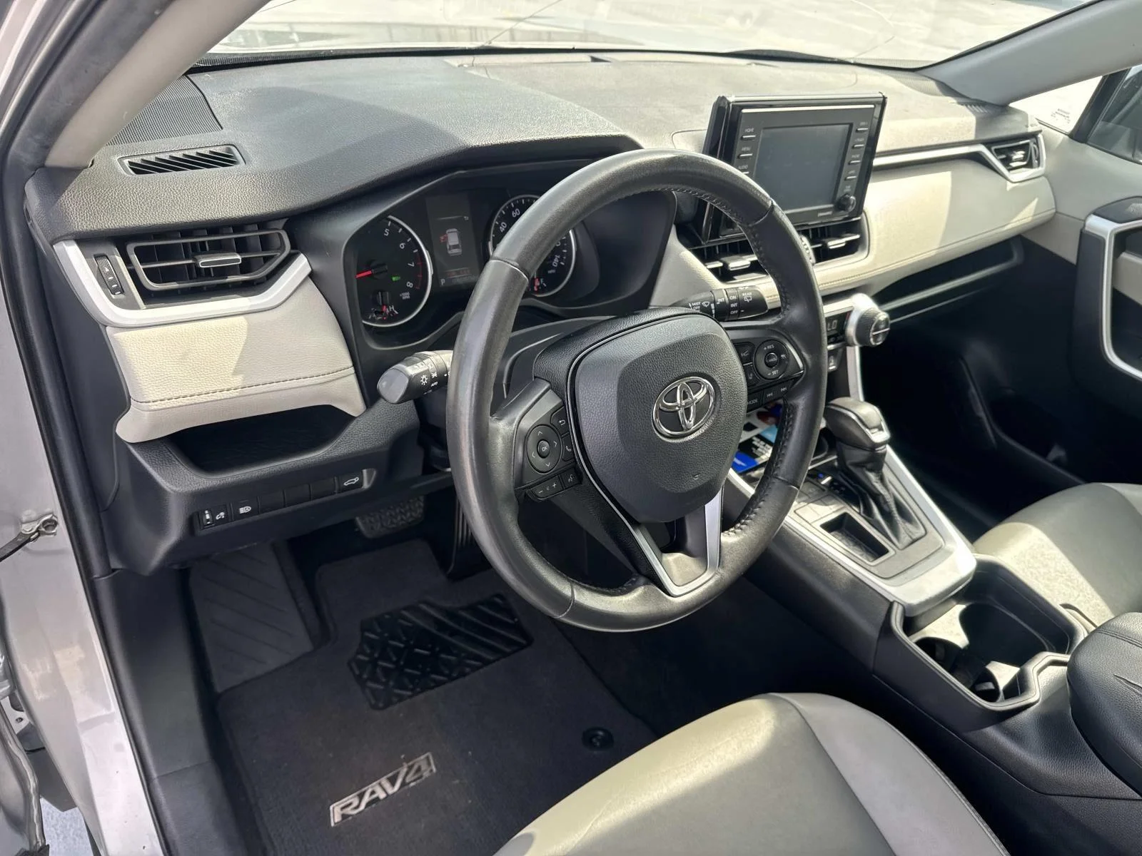 Used 2021 Silver Sky Metallic Toyota XLE Premium image 18