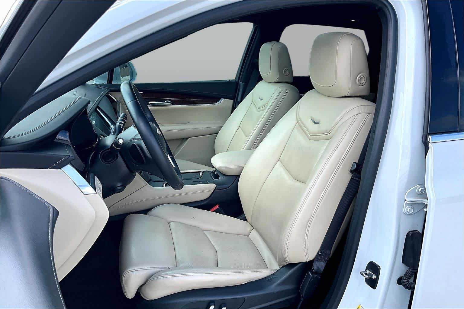 Used 2017 Crystal White Tricoat Cadillac Luxury FWD image 8