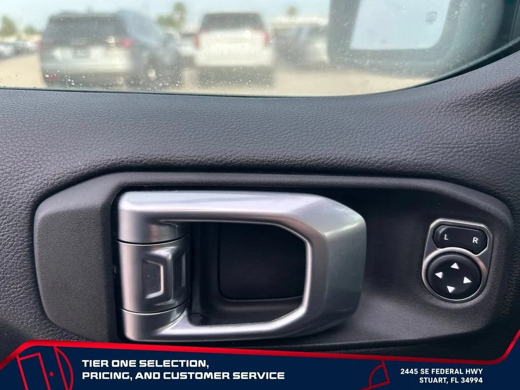 Used 2022 Gray Jeep Overland 4x4 image 12