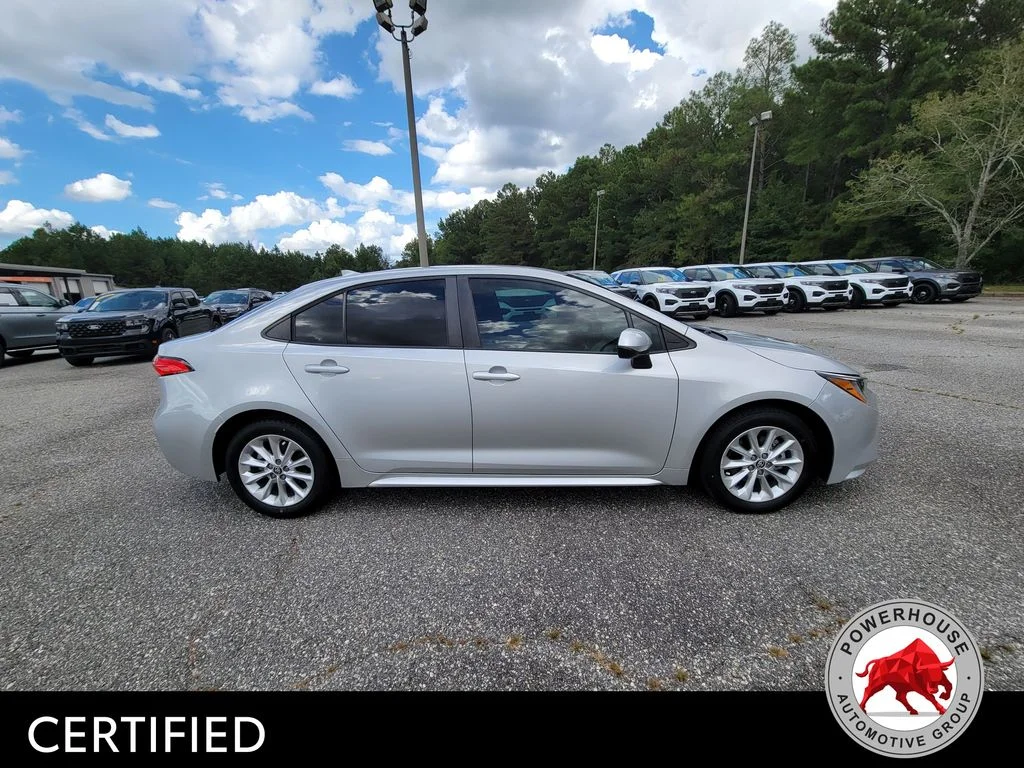 Used 2022 Silver Toyota LE image 8