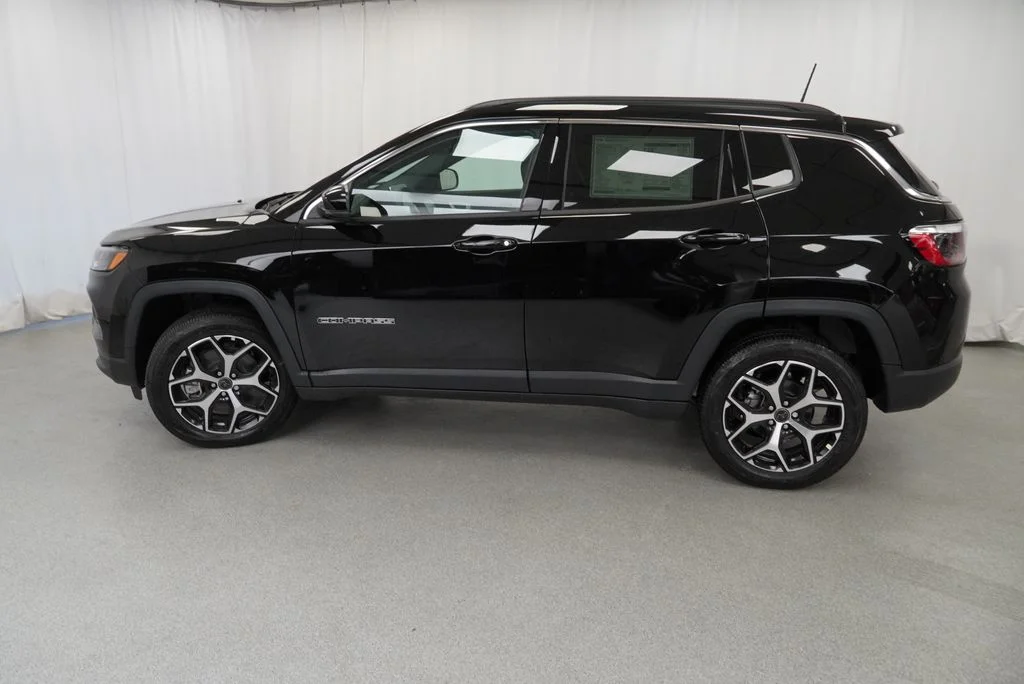 New 2026 Diamond Black Crystal Pearl-Coat Exterior Paint Jeep Limited image 17