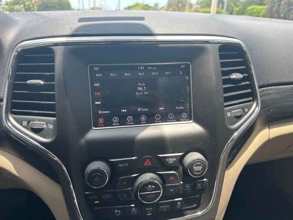 Used 2020 Diamond Black Jeep Laredo E image 27