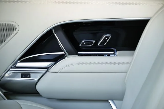 New 2026 Fuji White Land Rover SE 7 Seats image 33