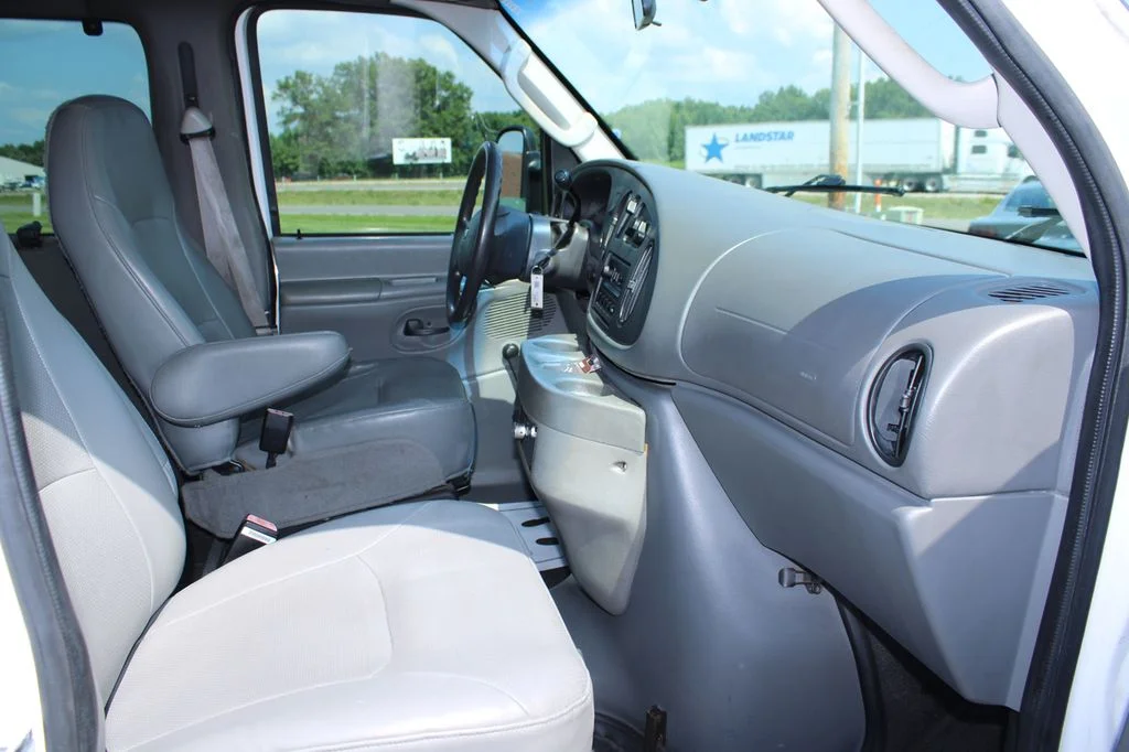 Used 2007 White Ford Commercial image 26