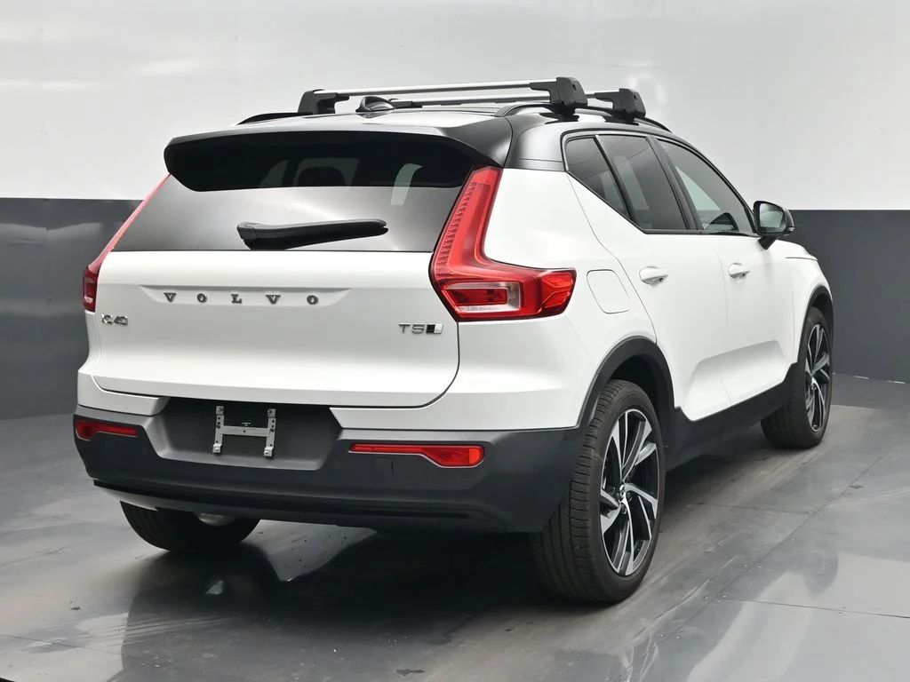 Used 2022 White Volvo R-Design image 11