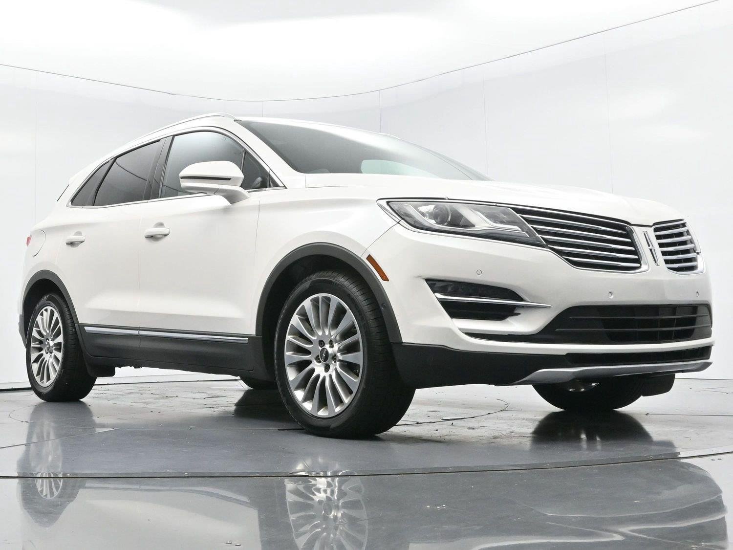 Used 2015 White Platinum Metallic Tri-Coat Lincoln FWD 4dr image 40