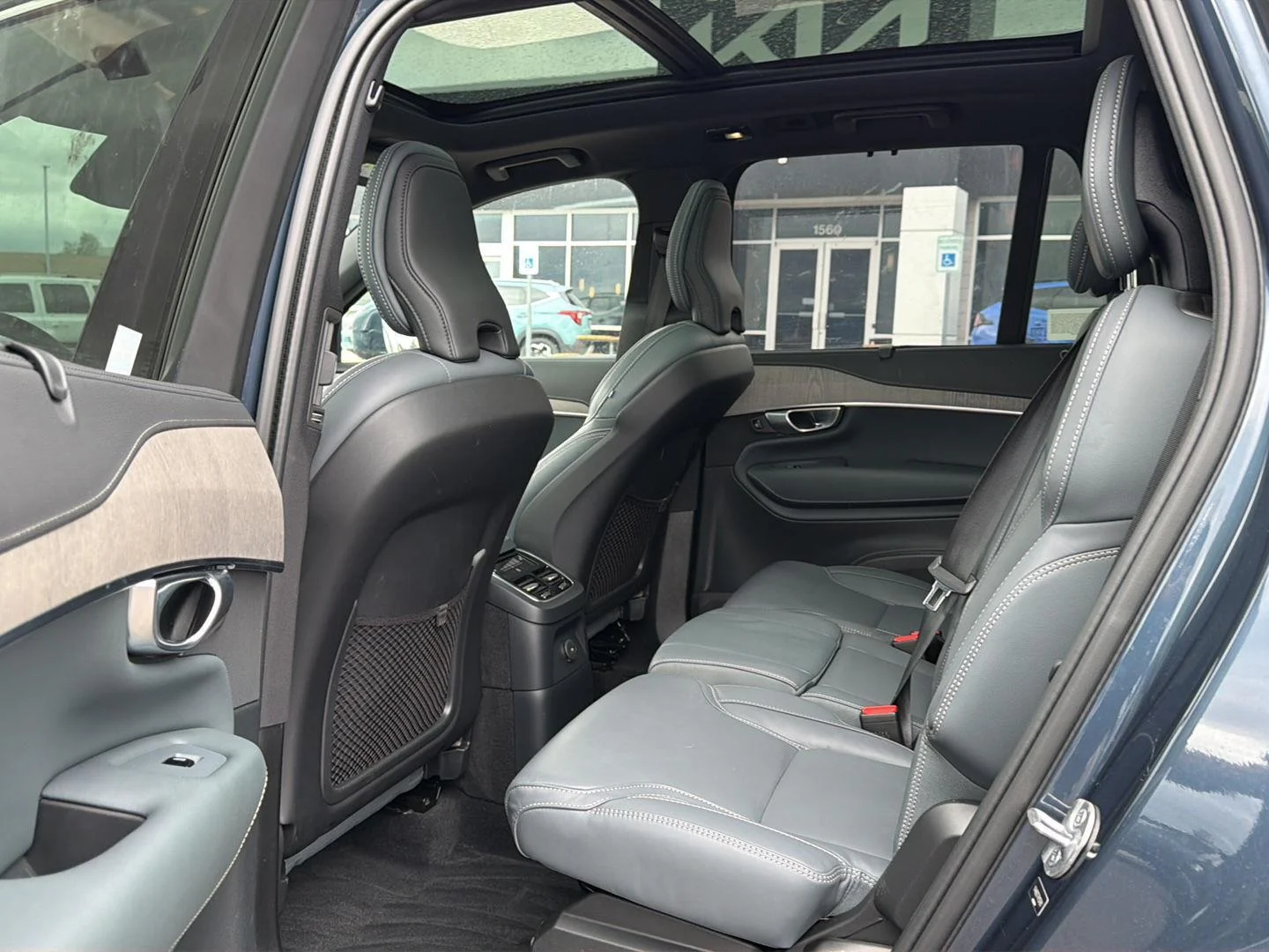 Used 2024 Denim Blue Metallic Volvo Ultimate Bright Theme image 17