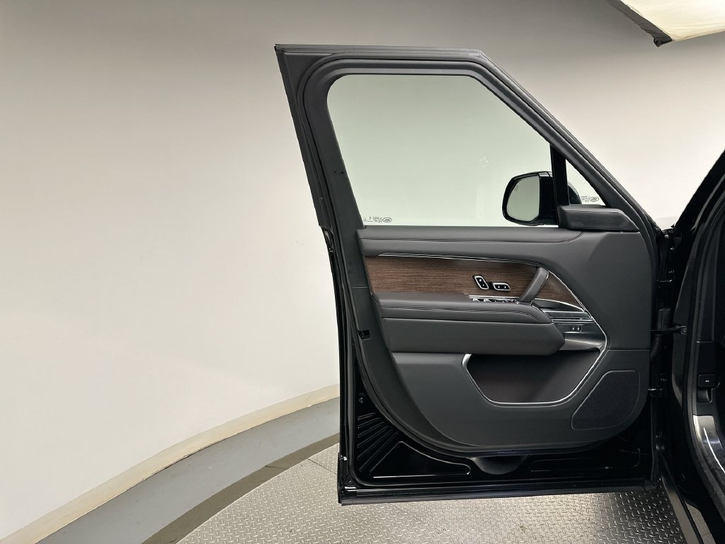 New 2027 Santorini Black Metallic Land Rover SE image 9