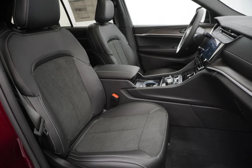 New 2026 Velvet Red Pearl-Coat Exterior Paint Jeep Altitude image 33