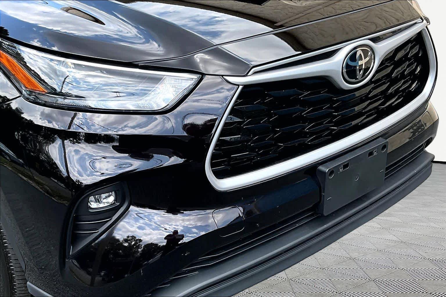 Used 2022 Opulent Amber Toyota XLE image 30