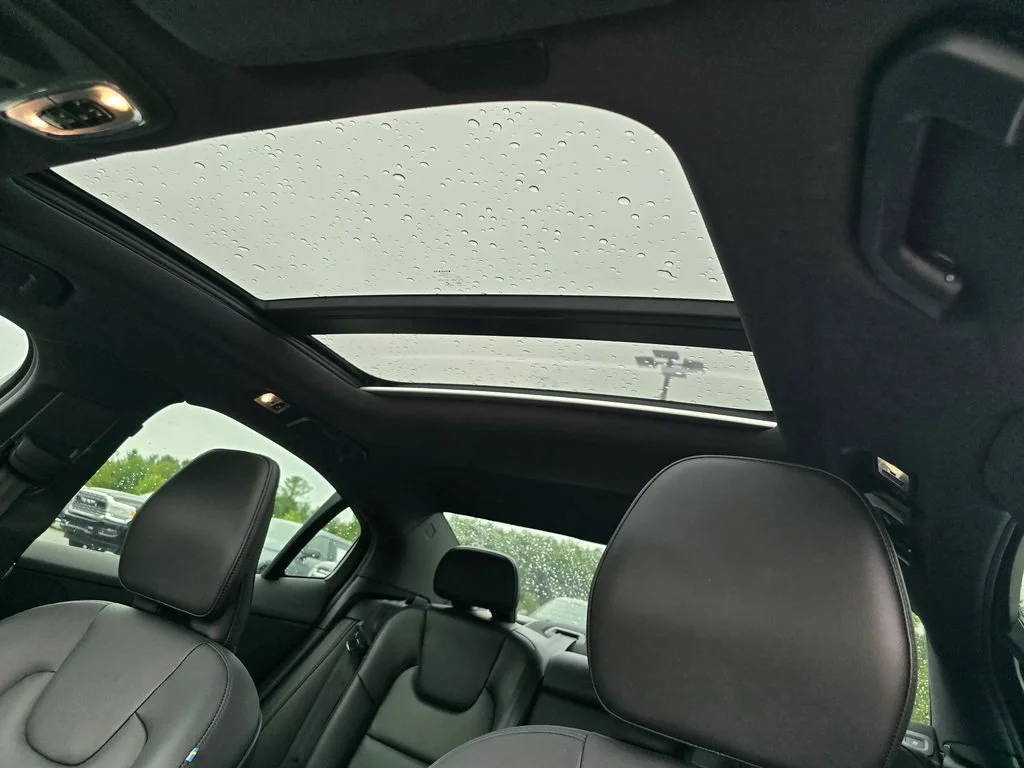 Used 2020 White Volvo T5 Momentum image 11