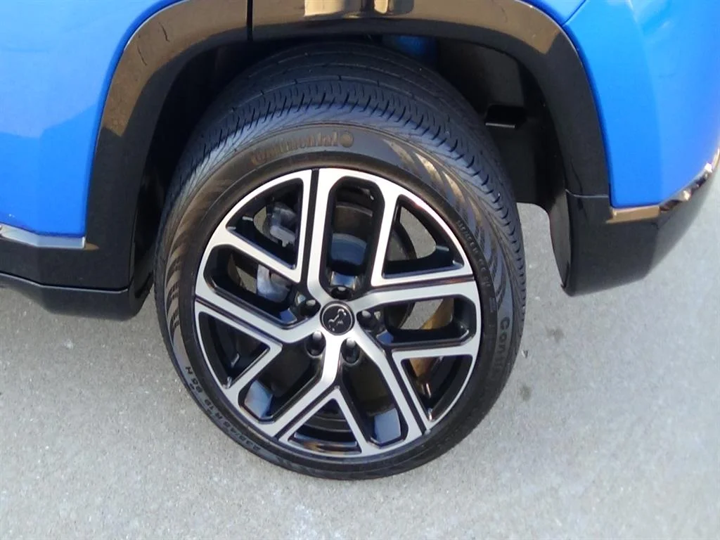 Used 2025 Hydro Blue Pearl Coat (pbj) Jeep Limited image 11