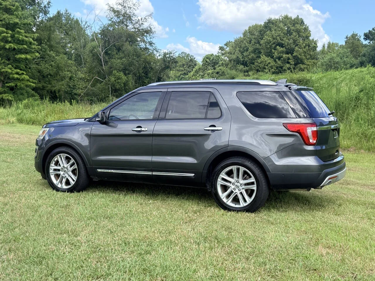 Used 2016 Gray Ford Limited 4dr SUV image 3