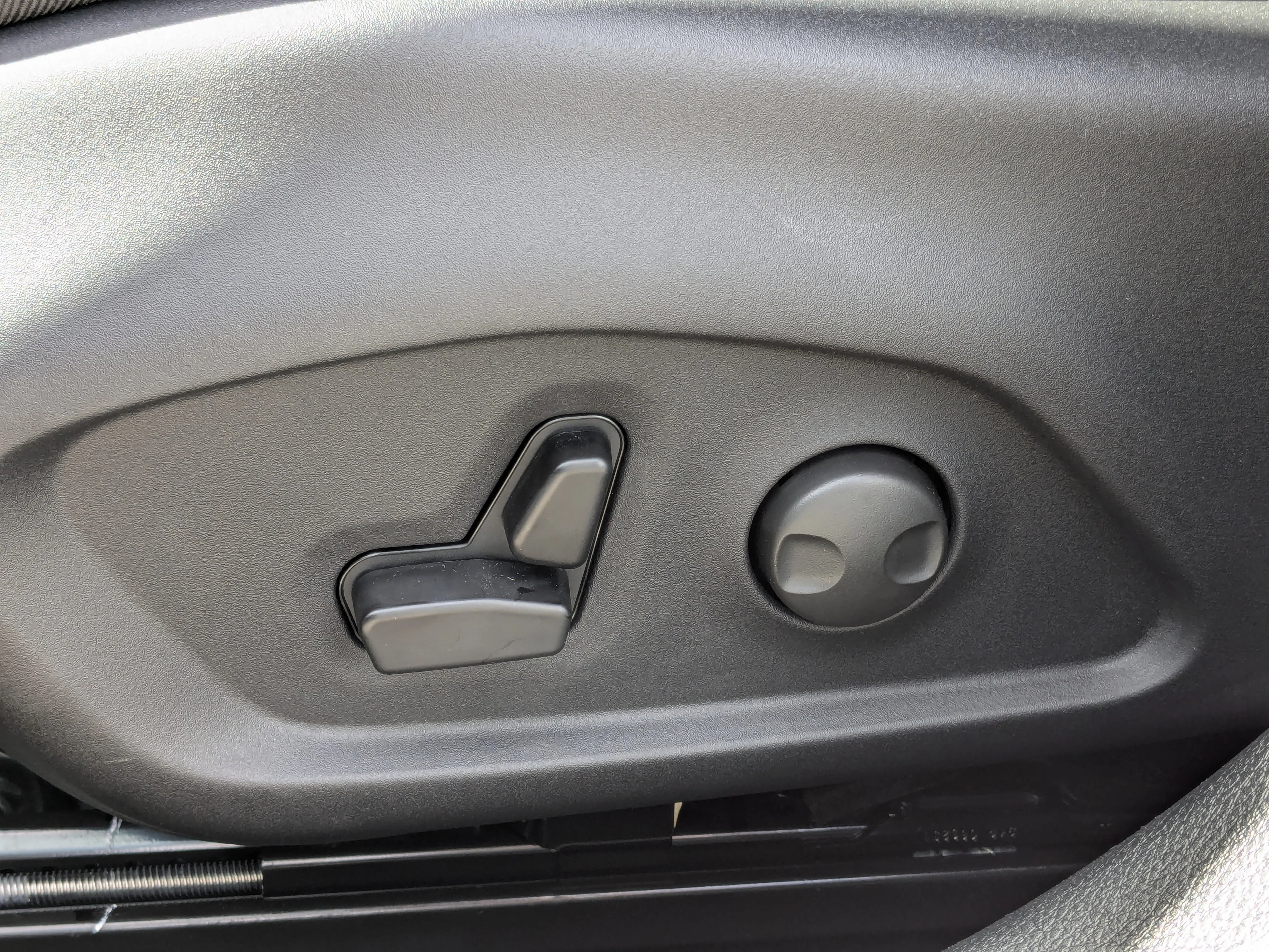 New 2025 White Jeep North - - Front heated seats - Forward Collision Warning - Uconnect 5 with 8.4?inch display image 14