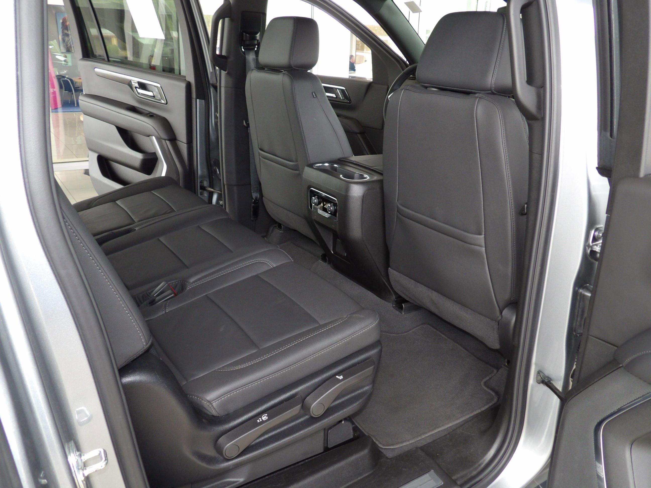 2025 Chevrolet Suburban Z71 - Photo 24
