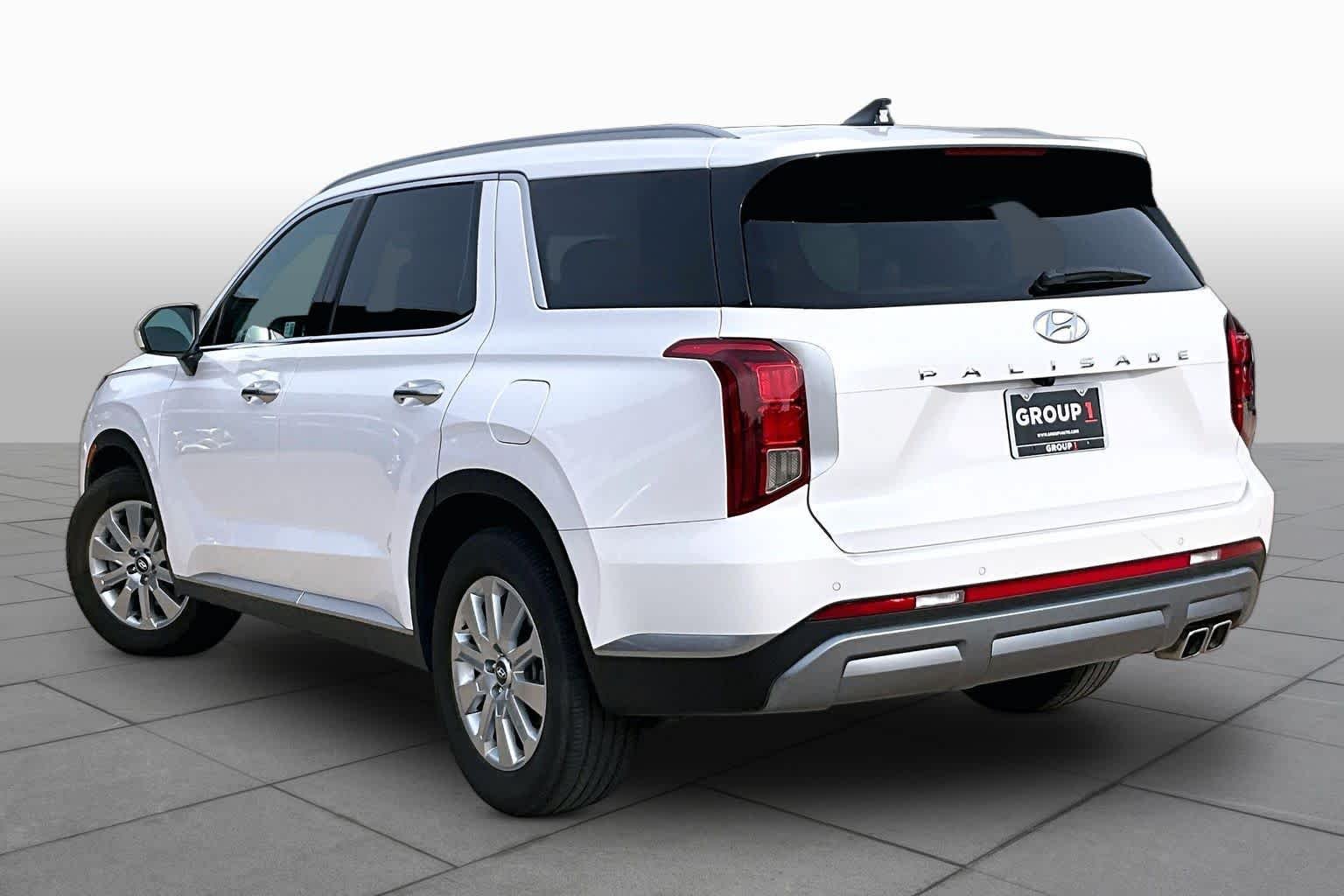 Used 2025 Hyper White Hyundai SEL image 11