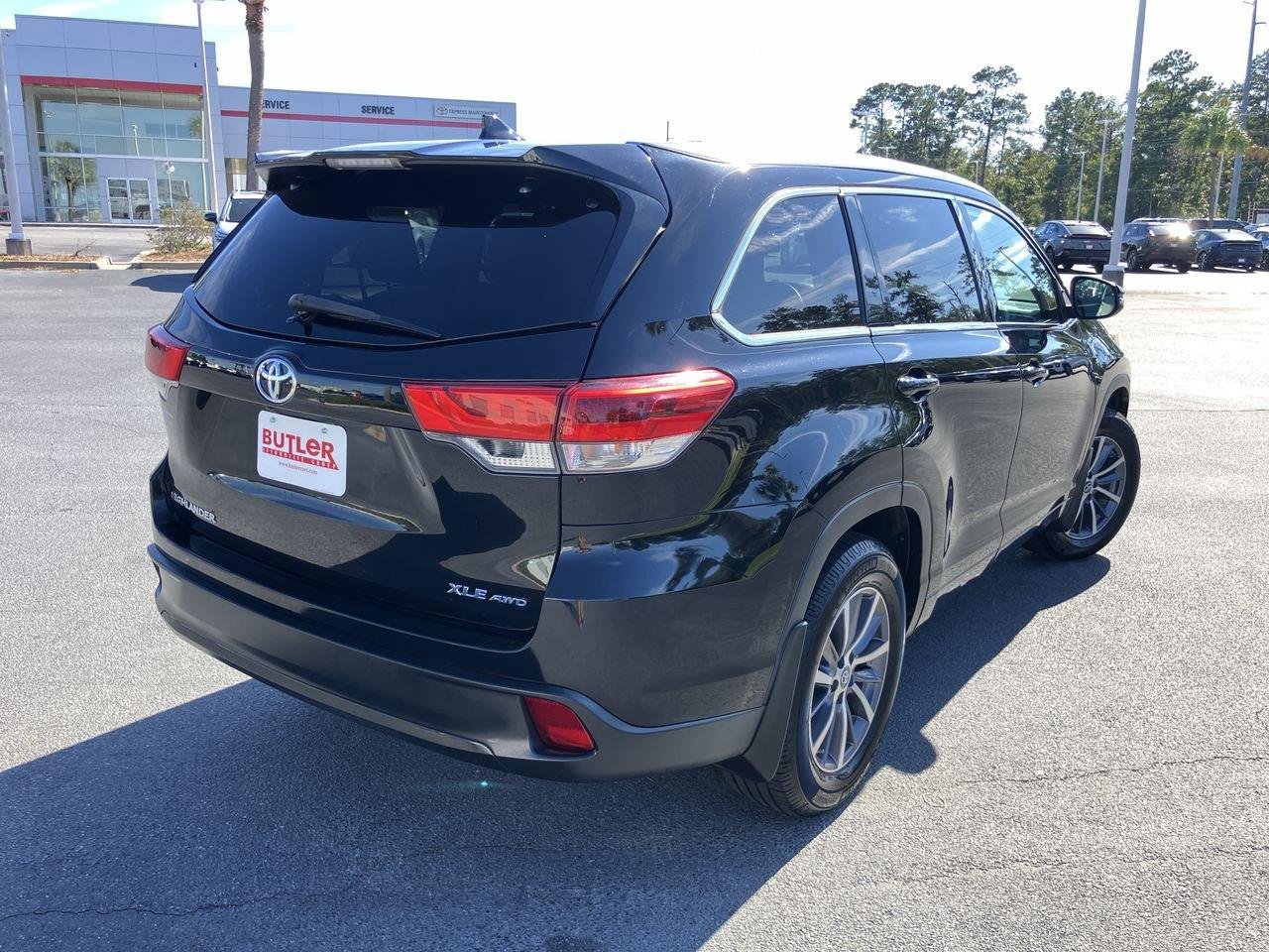 Used 2017 Black (Midnight Black Metallic) Toyota XLE AWD image 5
