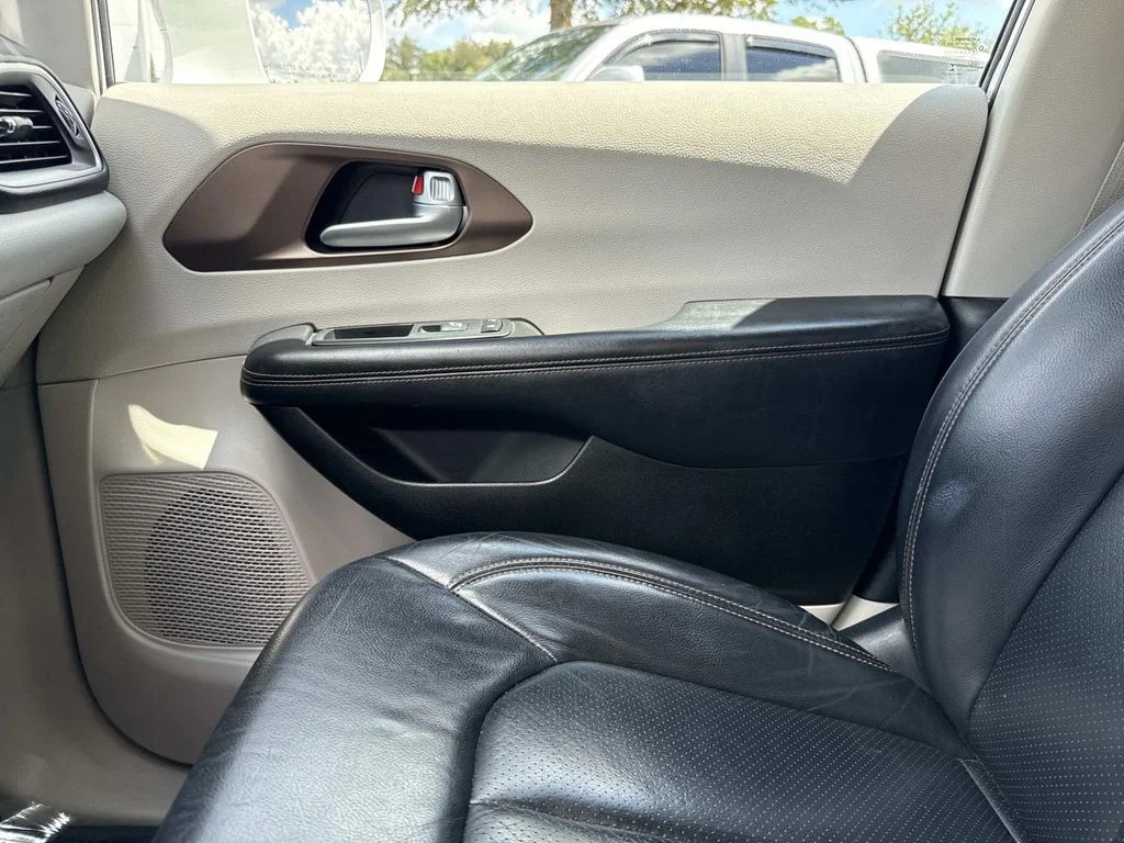 Used 2018 White Chrysler Touring L image 27