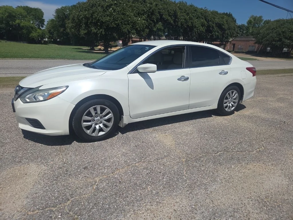 Used 2017 White Nissan 2.5 S image 5