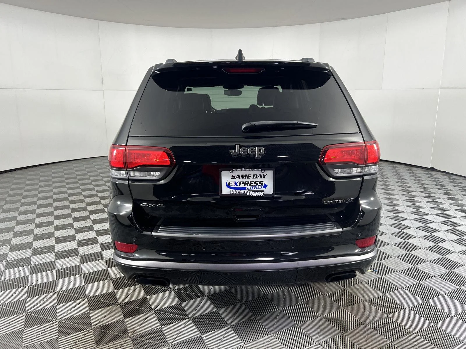 Used 2020 Diamond Black Crystal Pearlcoat Jeep Limited X image 8