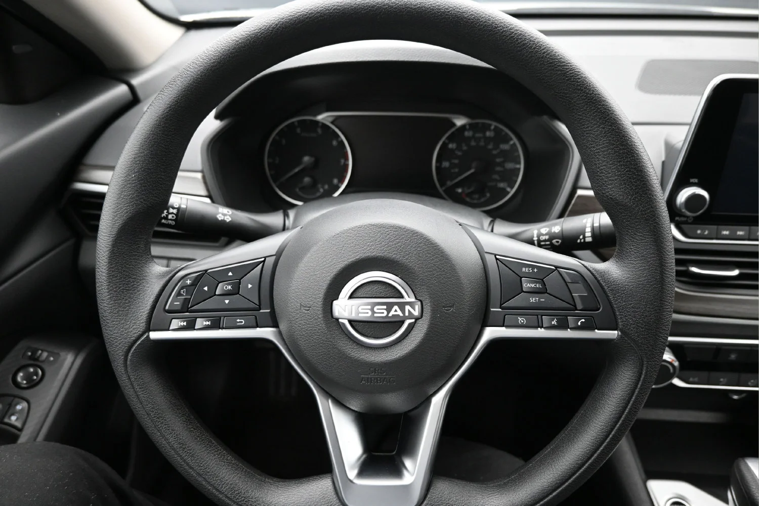 Used 2025 White Nissan SV image 9