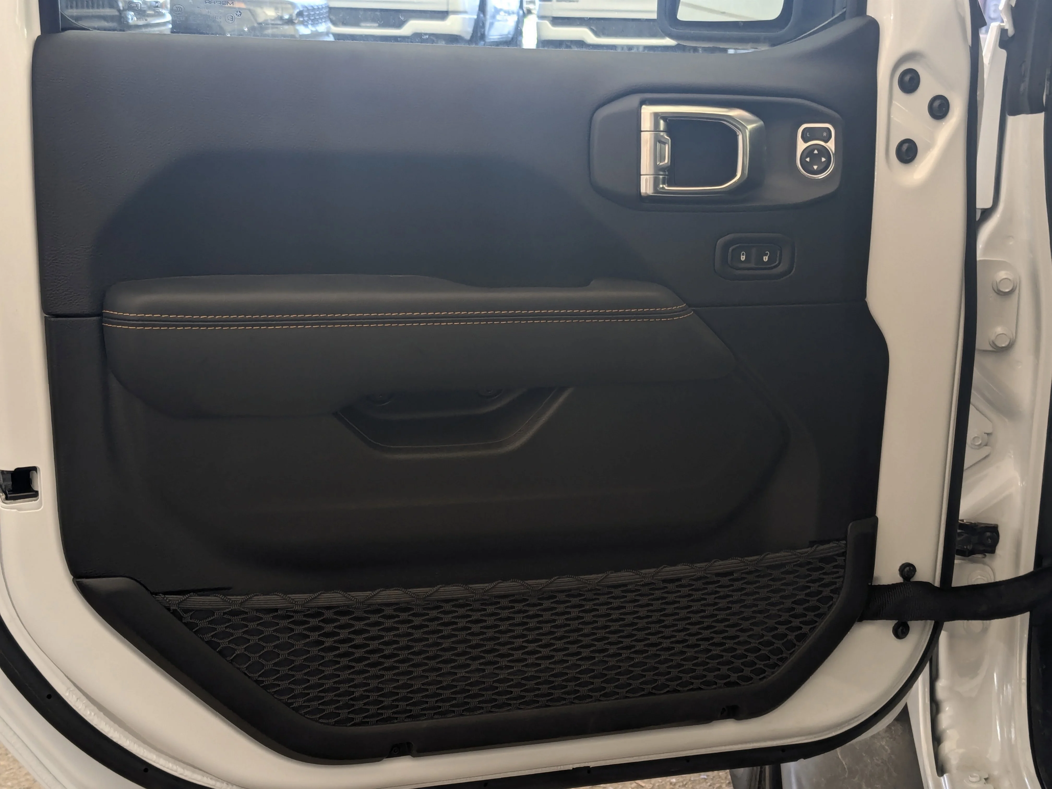 New 2026 White Jeep Sahara - - McKinley Leather Seats - Body?Colour Hardtop - Side Steps - 3.6L Pentastar V6 & More image 12