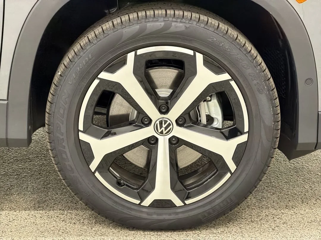 New 2026 Platinum Gray Metallic Volkswagen SE image 10