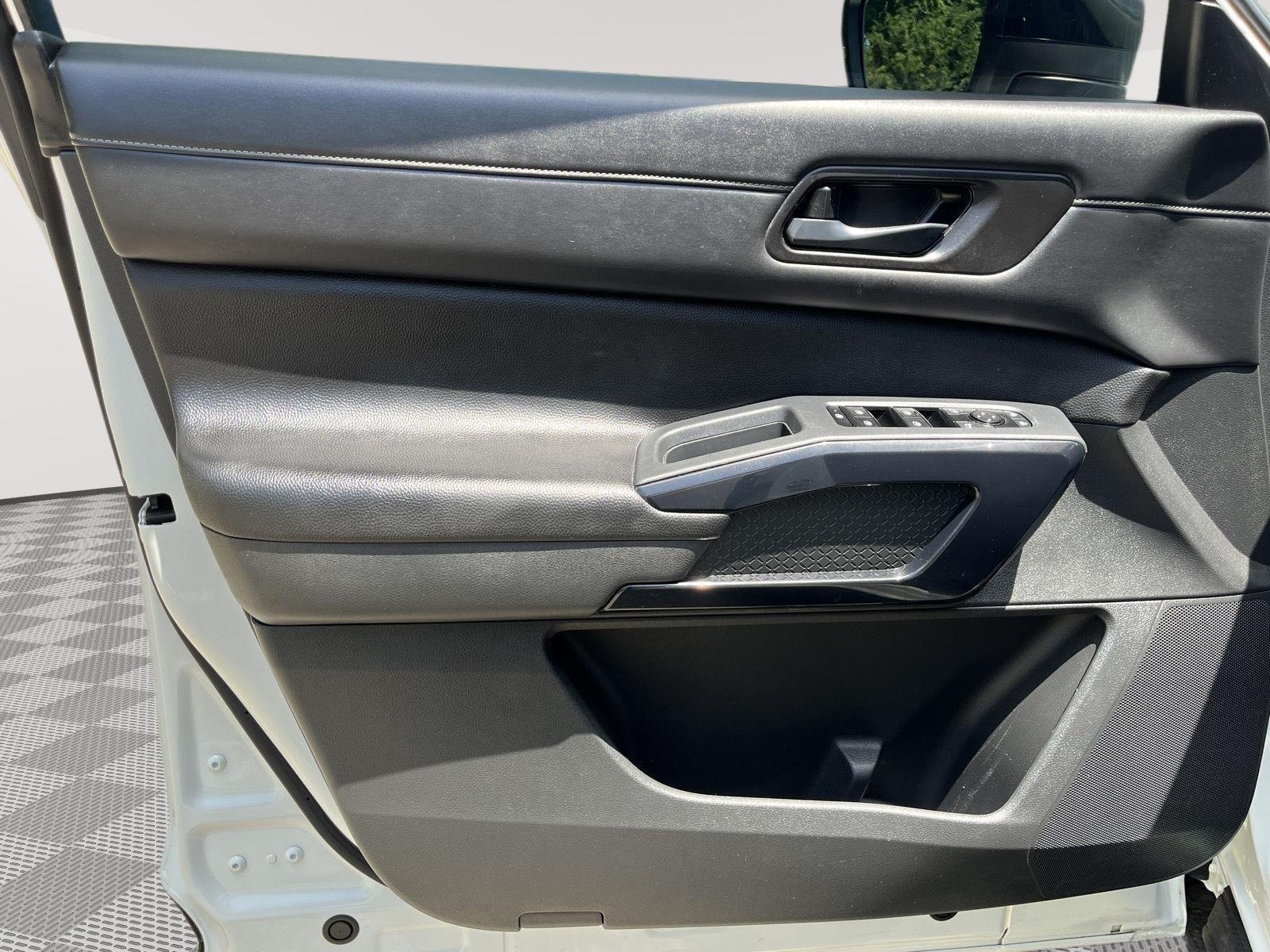 Used 2025 Glacier White Nissan S image 19