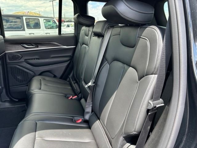 New 2026 Diamond Black Crystal Pearl-Coat Exterior Paint Jeep Limited image 15