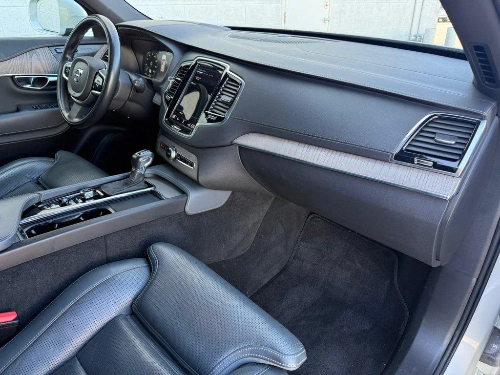 Used 2021 Birch Light Metallic Volvo INSCRIPTION image 23