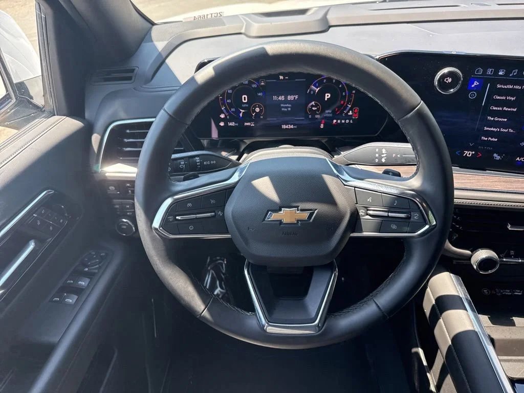 Used 2025 Summit White Chevrolet LT image 16