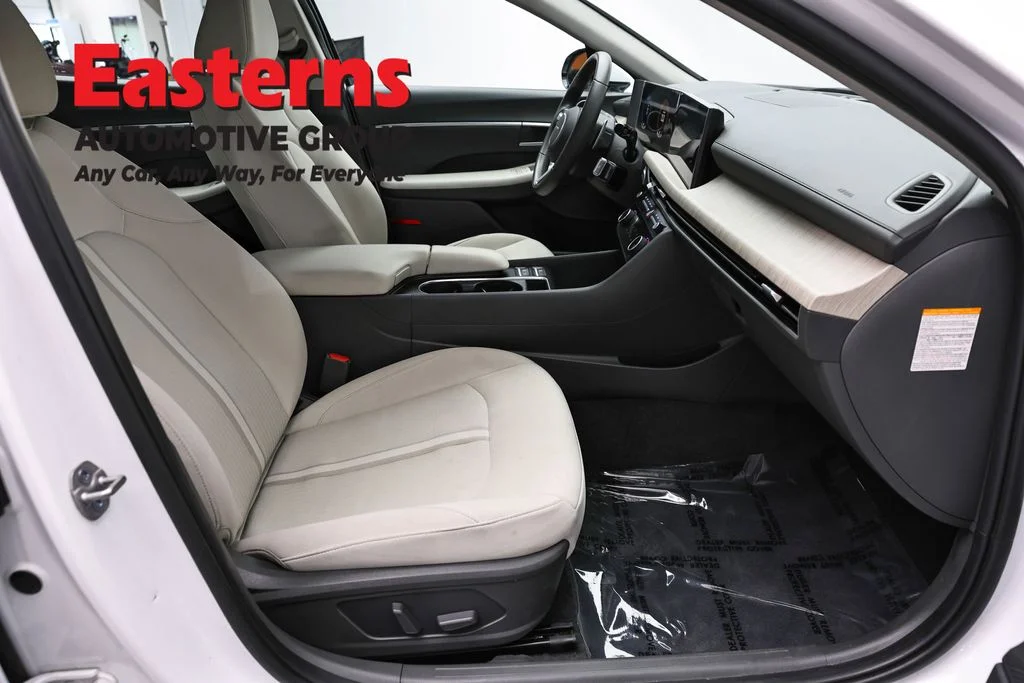 Used 2025 White Hyundai SEL image 24