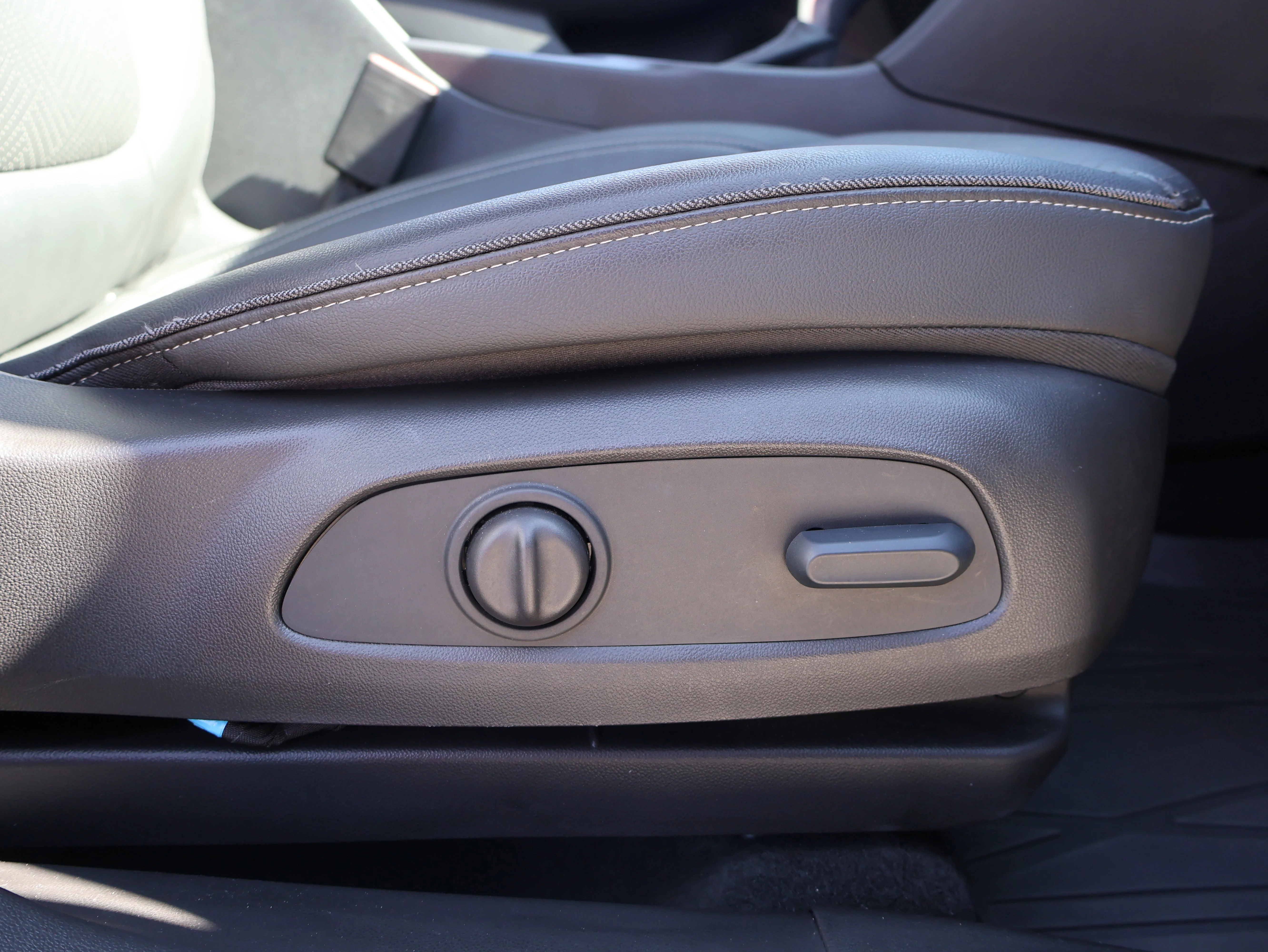 Used 2023 White Frost Tricoat Buick Essence image 10
