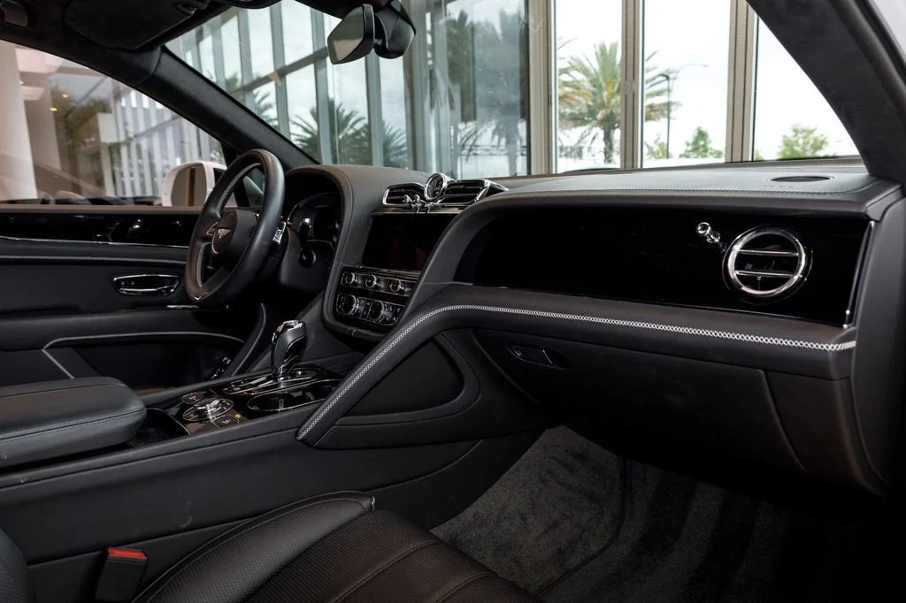 Used 2023 White Bentley  image 21