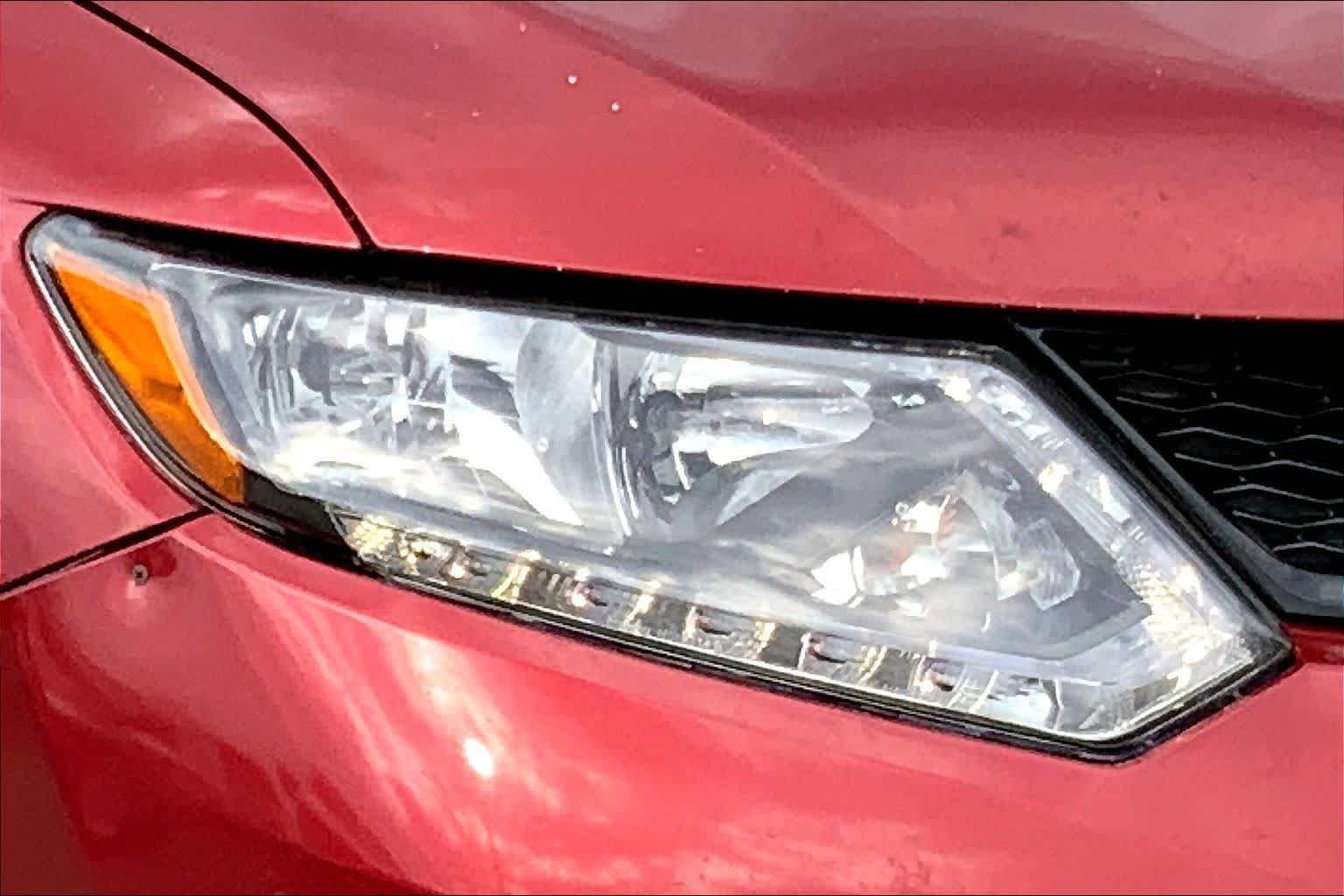 Used 2016 Cayenne Red Nissan SL image 24