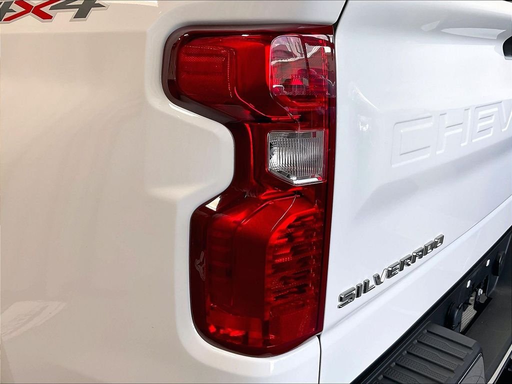 Used 2025 Summit White Chevrolet LT image 34