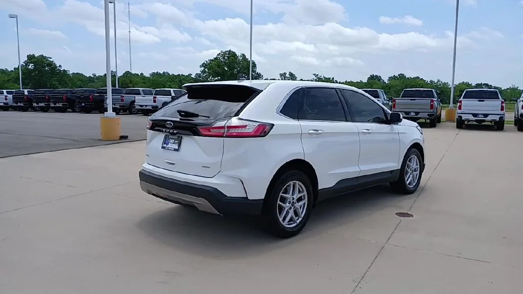 Used 2022 White Ford SEL image 8