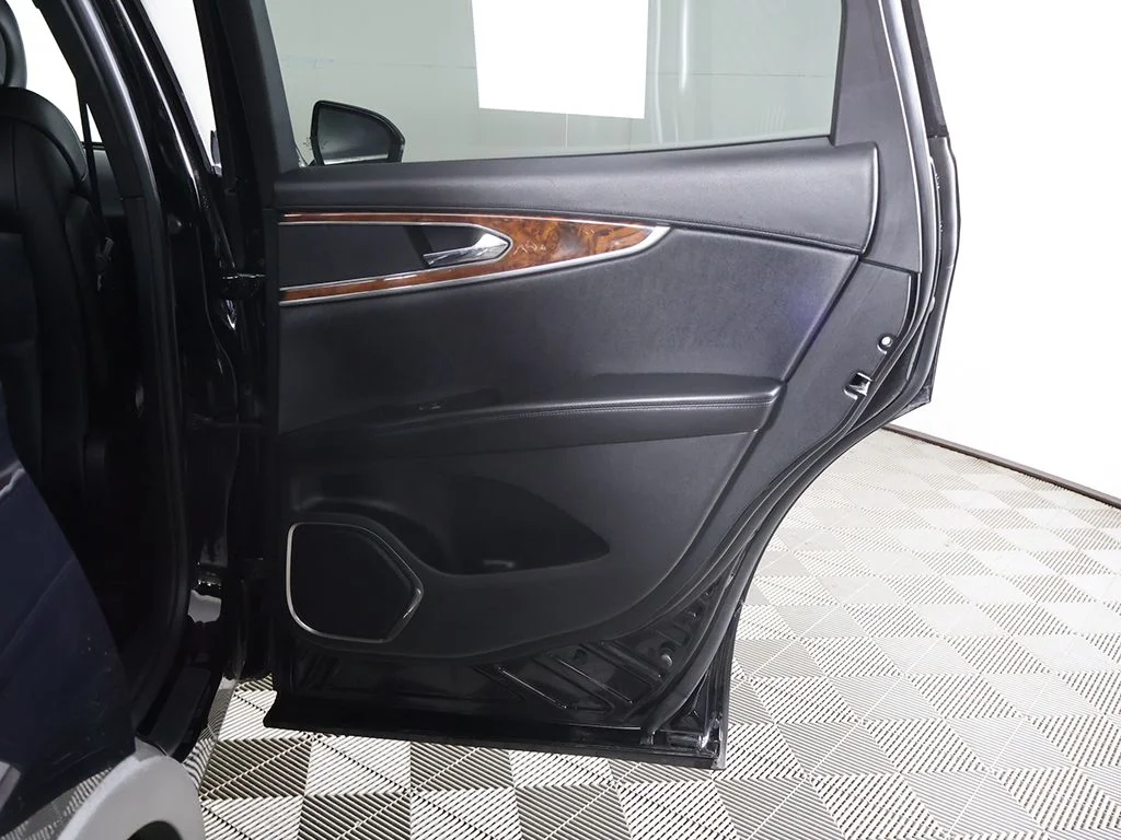 Used 2017 Black Lincoln Select image 23