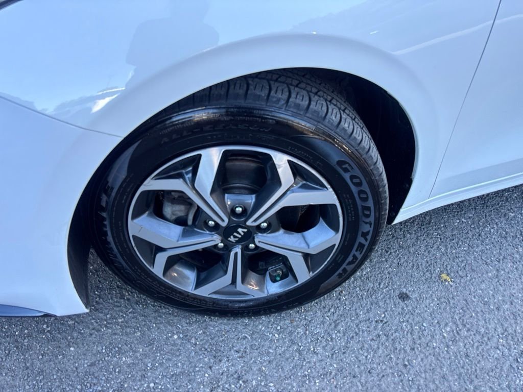Used 2021 White Kia LXS image 2