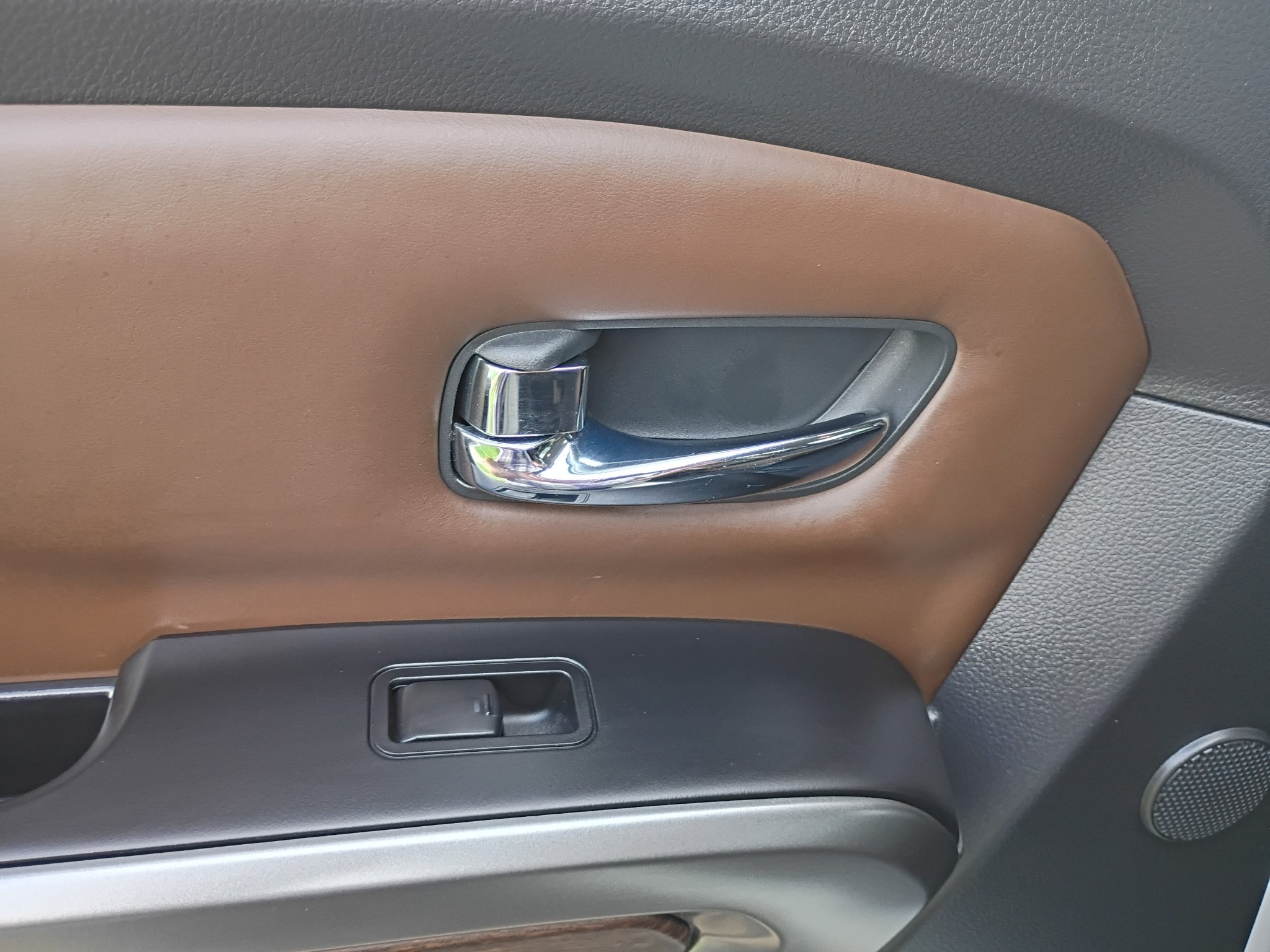 Used 2017 Pearl White Nissan Platinum Reserve image 18