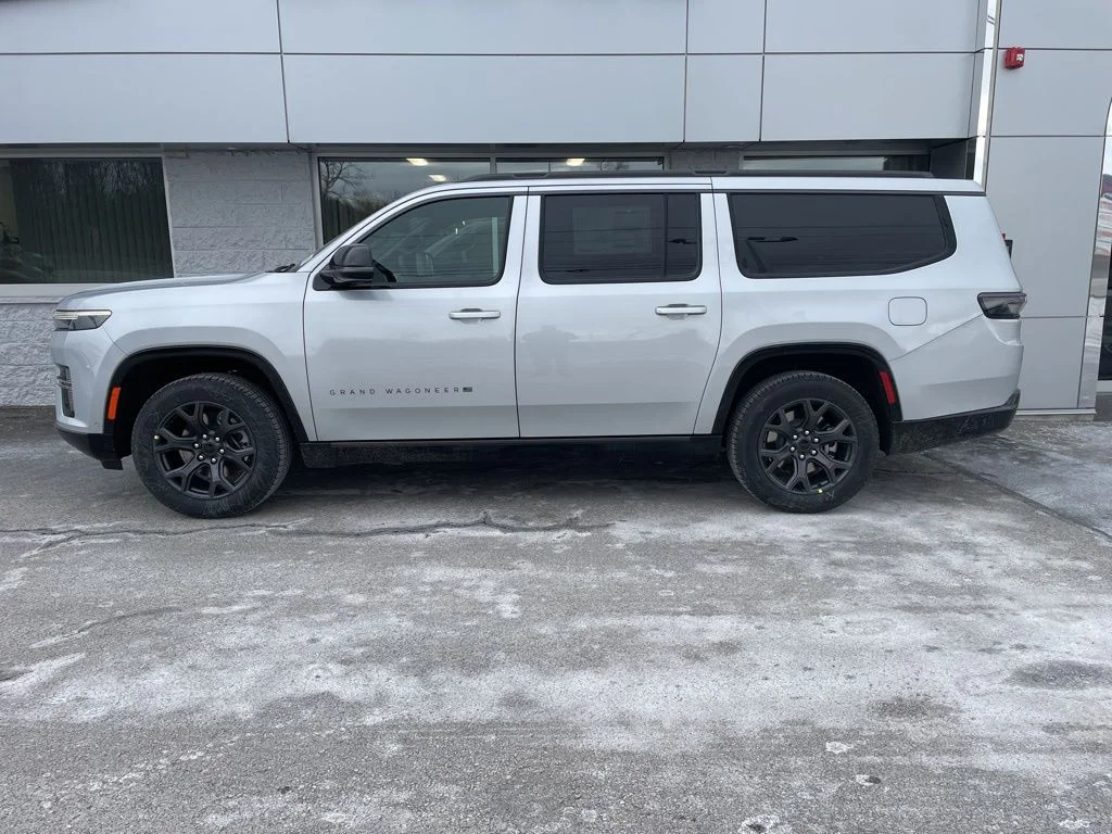New 2026 Silver-Zynith Exterior Paint Jeep Limited Altitude image 2