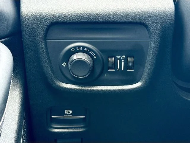 Used 2024 Silver Zynith Jeep Altitude image 31