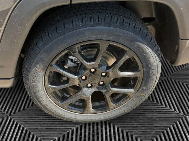 Used 2022 Gray Jeep Latitude image 9
